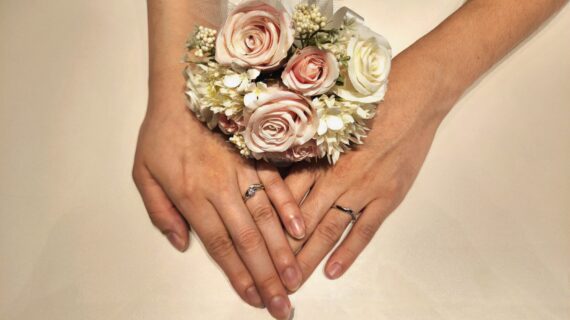 NIWAKAの婚約指輪と結婚指輪をつけたカップル