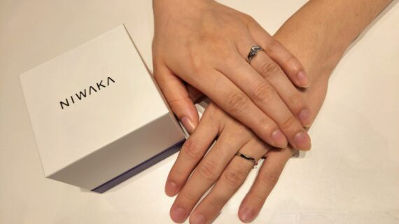 NIWAKAの婚約指輪と結婚指輪をつけたカップル
