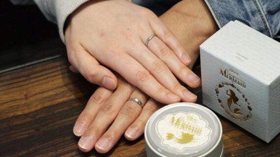 ディズニーリトル・マーメイドの結婚指輪を着用したカップル