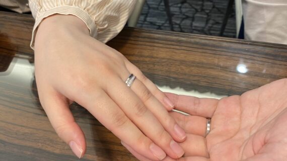 NIWAKAの婚約指輪とルシエの結婚指輪を着用したカップル