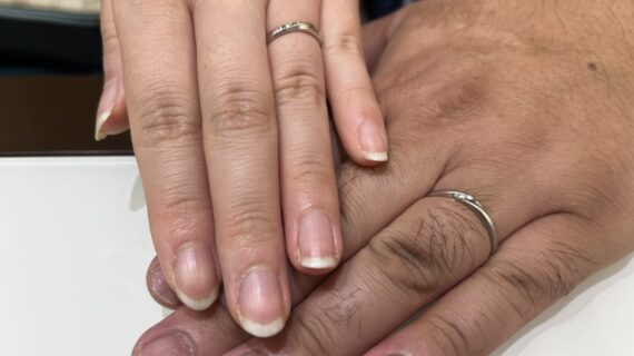カフェリングの結婚指輪を着けたカップル