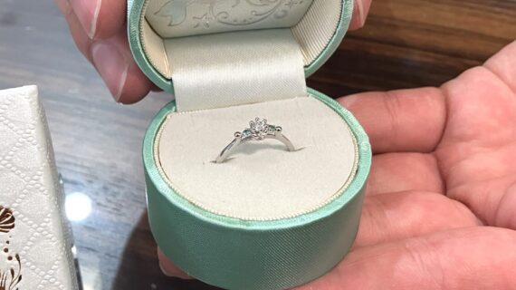 ディズニーリトル・マーメイドの婚約指輪がケースに入った画像