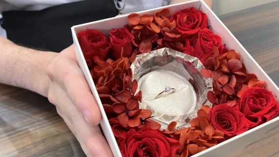 フラワーボックスの中に入った、ラザール・ダイヤモンドの婚約指輪