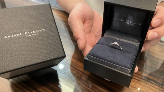 ラザールダイヤモンドの婚約指輪を贈る男性