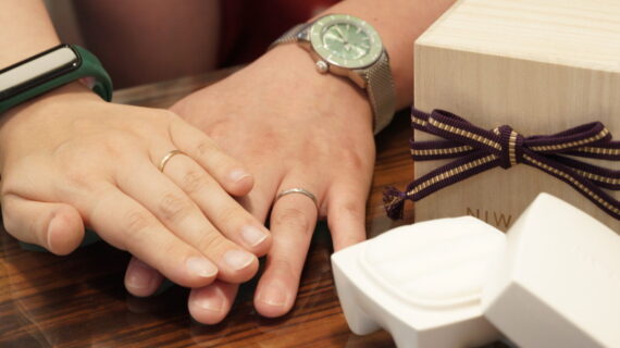 NIWAKAの結婚指輪を着用したカップル