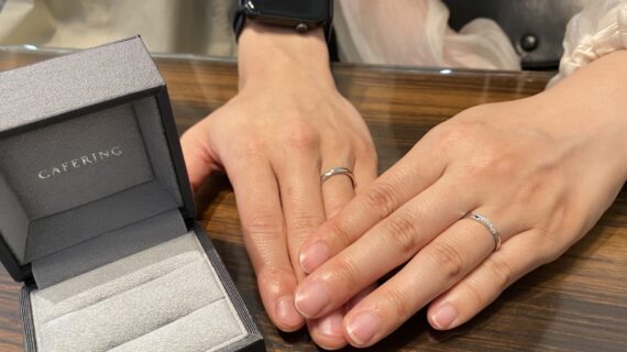 カフェリングの結婚指輪を着用したカップルの手元