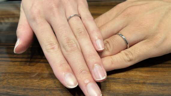 ルシエの結婚指輪を着けたカップル