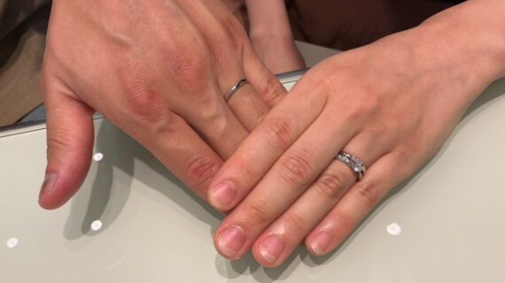 ロイヤル・アッシャーの結婚指輪を着けた男女の手元