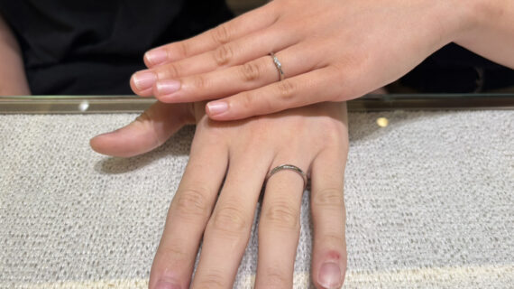 ラザールダイヤモンドの結婚指輪を着用したカップルの手元
