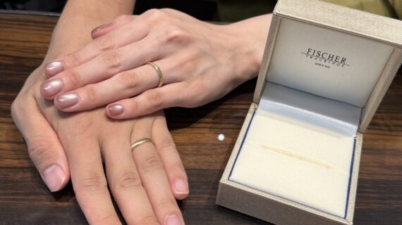フィッシャーの結婚指輪をつけているカップル