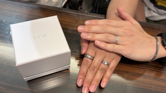ルシエの結婚指輪を着けたカップル