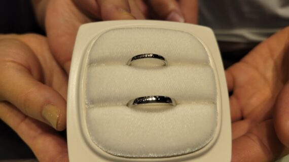NIWAKA（ニワカ）の結婚指輪をお披露目するカップル
