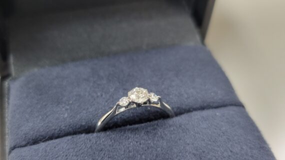 ラザールダイヤモンドの婚約指輪