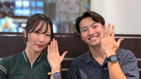 ロイヤル・アッシャーの結婚指輪をつけたカップル