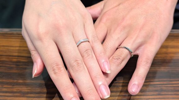 ロイヤル・アッシャーの結婚指輪を手につけたカップル
