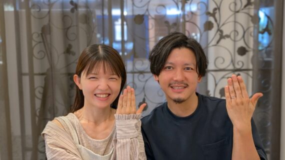 ルシエとサムシングブルーの結婚指輪をつけたカップル