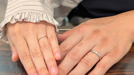 ルシエとサムシングブルーの結婚指輪をつけたカップル
