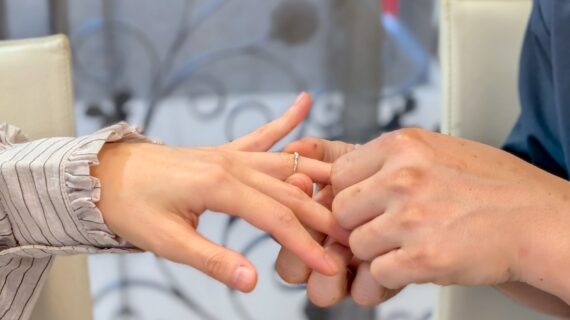 ルシエとサムシングブルーの結婚指輪をつけたカップル