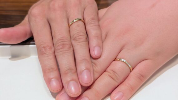 NIWAKAの結婚指輪をつけたカップル