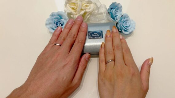 シンデレラの結婚指輪を着けたカップル