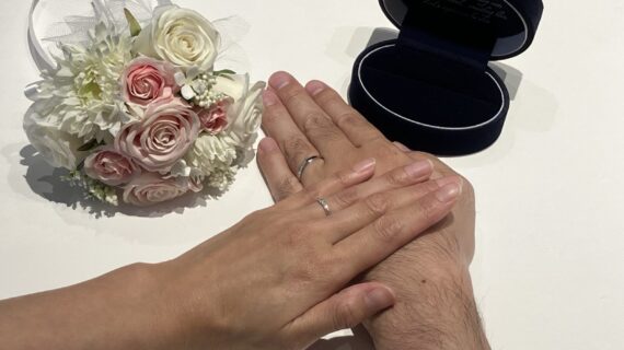 アイスブルーレーベルの結婚指輪をつけたカップル