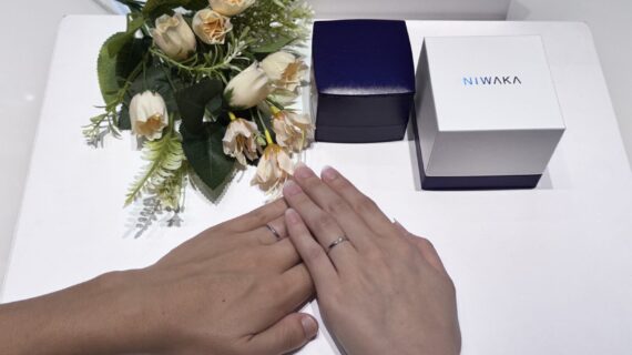 NIWAKAの結婚指輪をつけたカップル