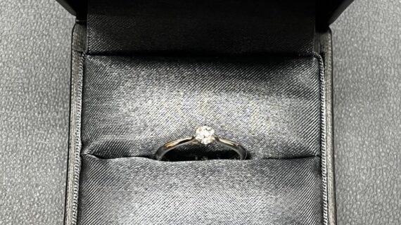 ラザールダイヤモンドの婚約指輪を選んだ男性