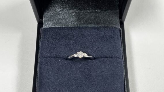 ラザールダイヤモンドの婚約指輪を選んだ男性