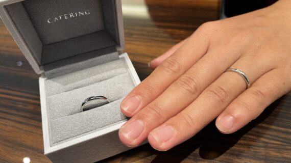 カフェリングの結婚指輪を着けた女性