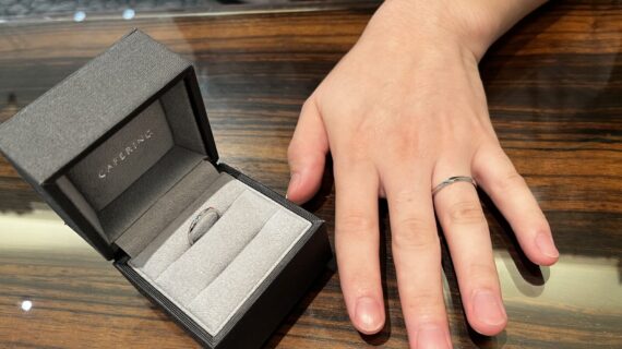 カフェリングの結婚指輪を着けた男性