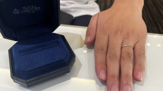 ロイヤル・アッシャーの結婚指輪を着けた男性