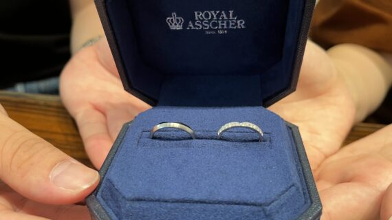 ロイヤル・アッシャーの結婚指輪を選んだカップル