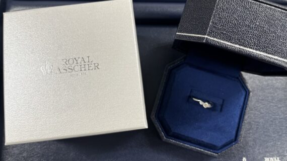 ロイヤル・アッシャーの婚約指輪を選んだ男性