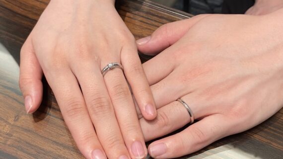 NIWAKAの婚約指輪と結婚指輪を着用したカップル