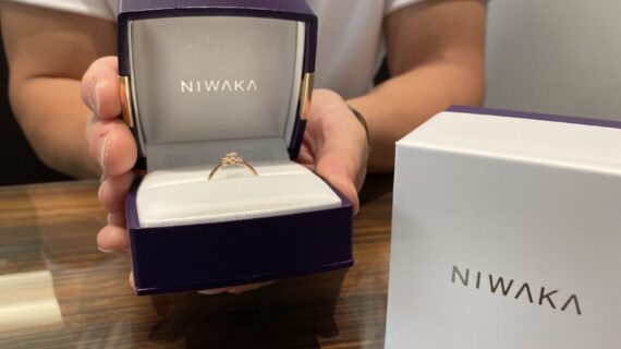 NIWAKAの婚約指輪を持つ男性