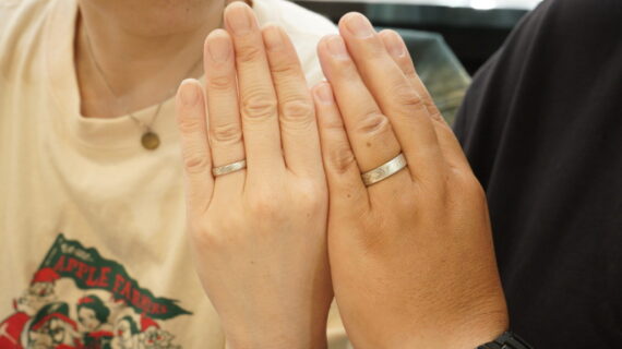 杢目金屋の結婚指輪を着けたカップル