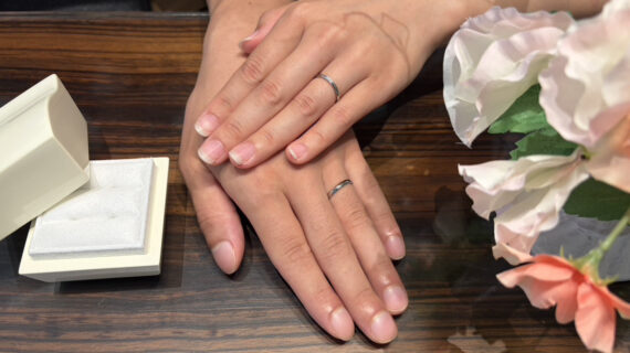 ルシエの結婚指輪をつけているカップル