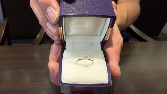 ニワカの婚約指輪を持っている男性の写真