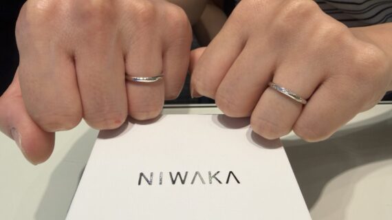 ニワカの結婚指輪をつけているカップルの写真