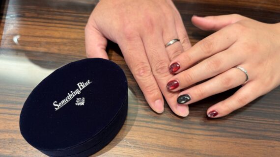 サムシングブルーの結婚指輪を着けたカップル
