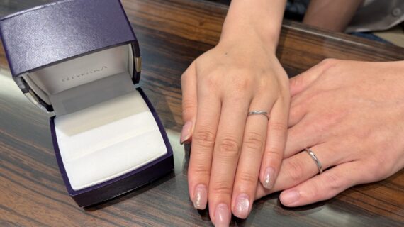 NIWAKAの結婚指輪をつけたカップル