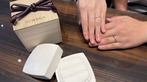 NIWAKAの結婚指輪を着けたカップル