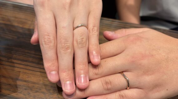 NIWAKA の結婚指輪を着けたカップル