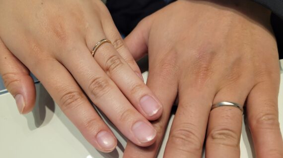 結婚指輪を着けたカップルの手元