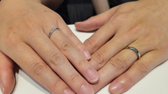 NIWAKA（ニワカ）の結婚指輪を着けたカップルの手元