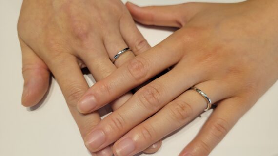NIWAKA（ニワカ）の結婚指輪を着けたカップルの手元