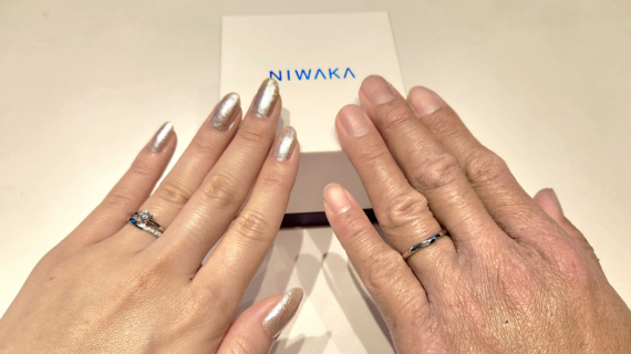 NIWAKA（ニワカ）のセットリングを着けているカップルの手元