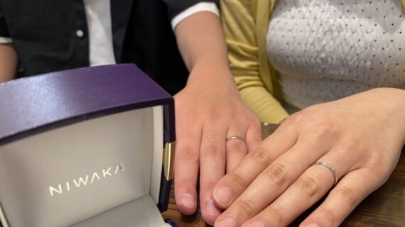 NIWAKAの結婚指輪を着けたカップル