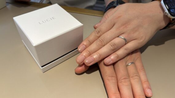 LUCIE（ルシエ）の指輪を着用したカップルの手元の画像。