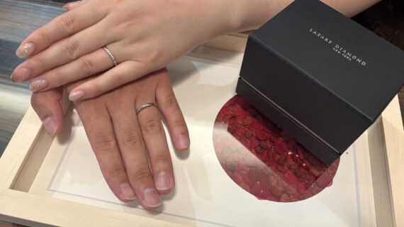 ラザールダイヤモンドの結婚指輪を着用したカップルの手元の画像。